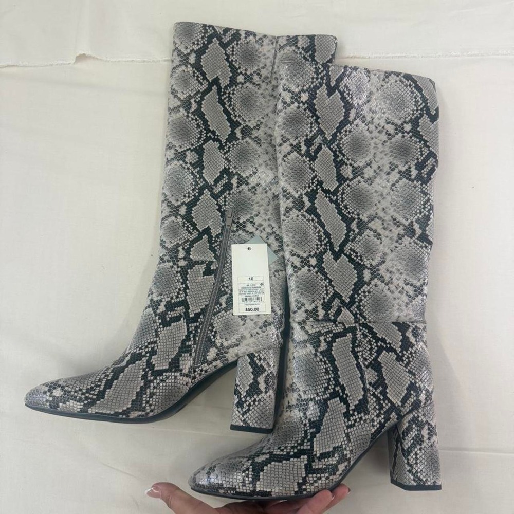 Snake‎ Print Knee-High Heeled Boots – Size 10 🐍